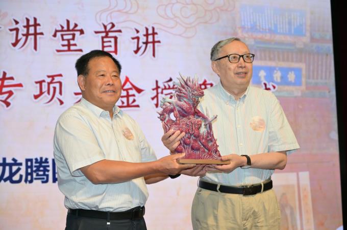 孔令玉代表儒促会向陈来先生赠送由河南孔家钧窑提供的《龙腾四海》钧瓷纪念品.jpg 孔令玉代表儒促会向陈来先生赠送由河南孔家钧窑提供的《龙腾四海》钧瓷纪念品.jpg