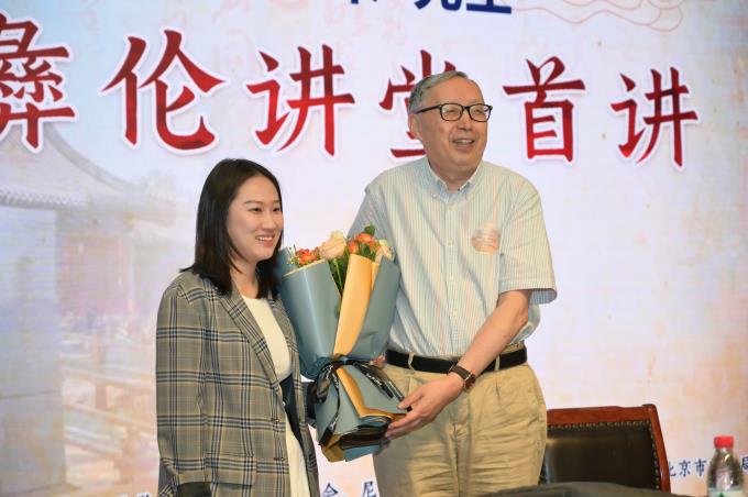 北京交通大学研究生孔娜代表青年学生向陈来先生献花.jpg 北京交通大学研究生孔娜代表青年学生向陈来先生献花.jpg