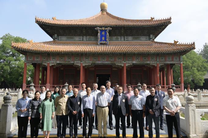 6月8日,彝伦讲堂首讲与会嘉宾在孔庙和国子监博物馆辟雍前合影.jpg 6月8日,彝伦讲堂首讲与会嘉宾在孔庙和国子监博物馆辟雍前合影.jpg